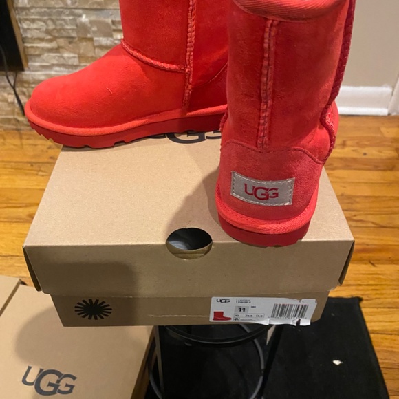 New Kids Authentic Ugg boots - Picture 2 of 5
